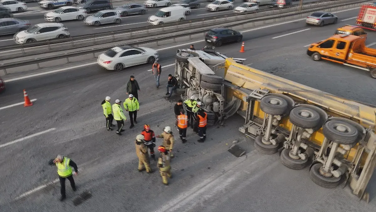 Hafriyat Kamyonu Devrildi, TEM Otoyolu’nda Trafik!