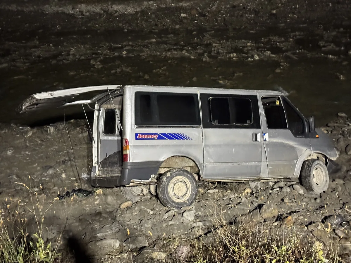 Hakkari'de Düzensiz Göçmen Taşıyan Minibüs Devrildi: 24 Yaralı