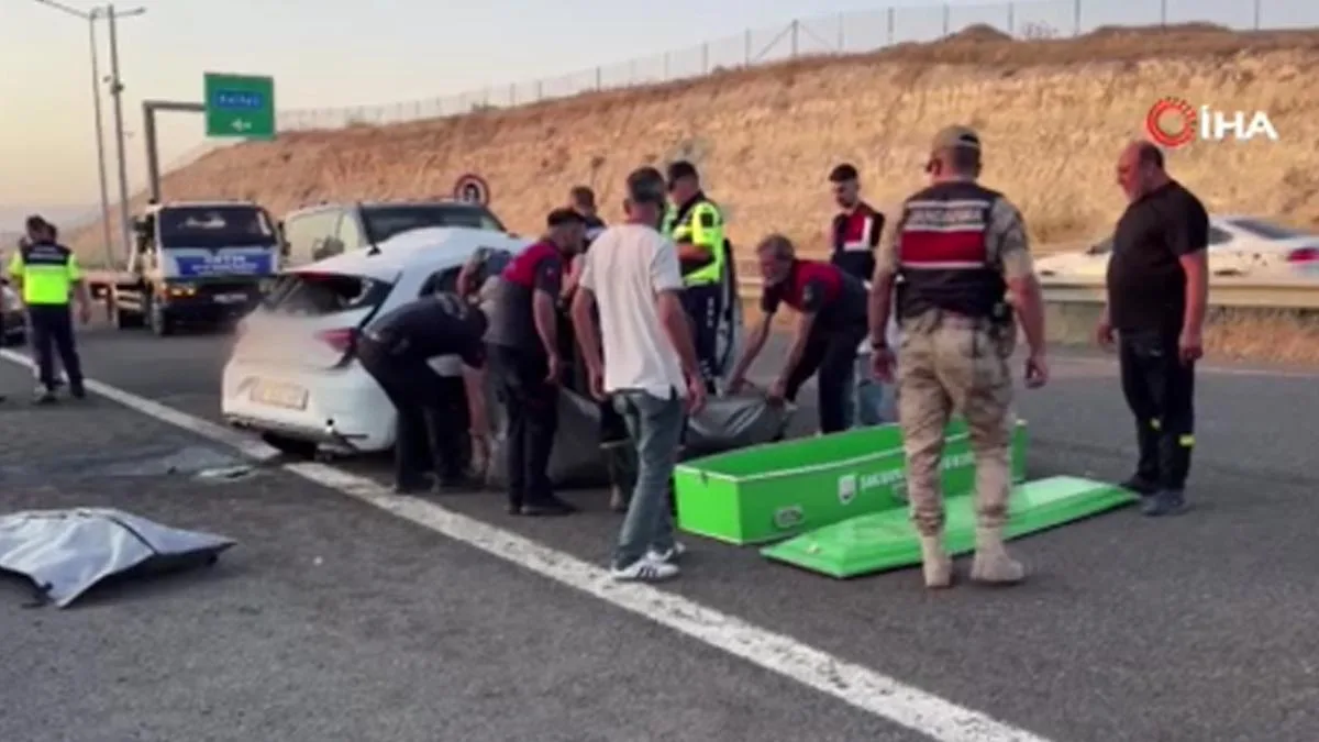 Halfeti’de Feci Kaza: Otomobile Çarpan Ticari Araç