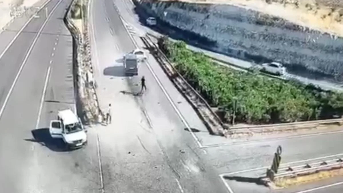 Halfeti Yolunda Feci Kaza: 1 Ölü, 3 Yaralı