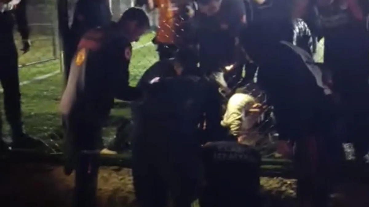 Halı sahada talihsiz kaza: Koluna tel saplandı