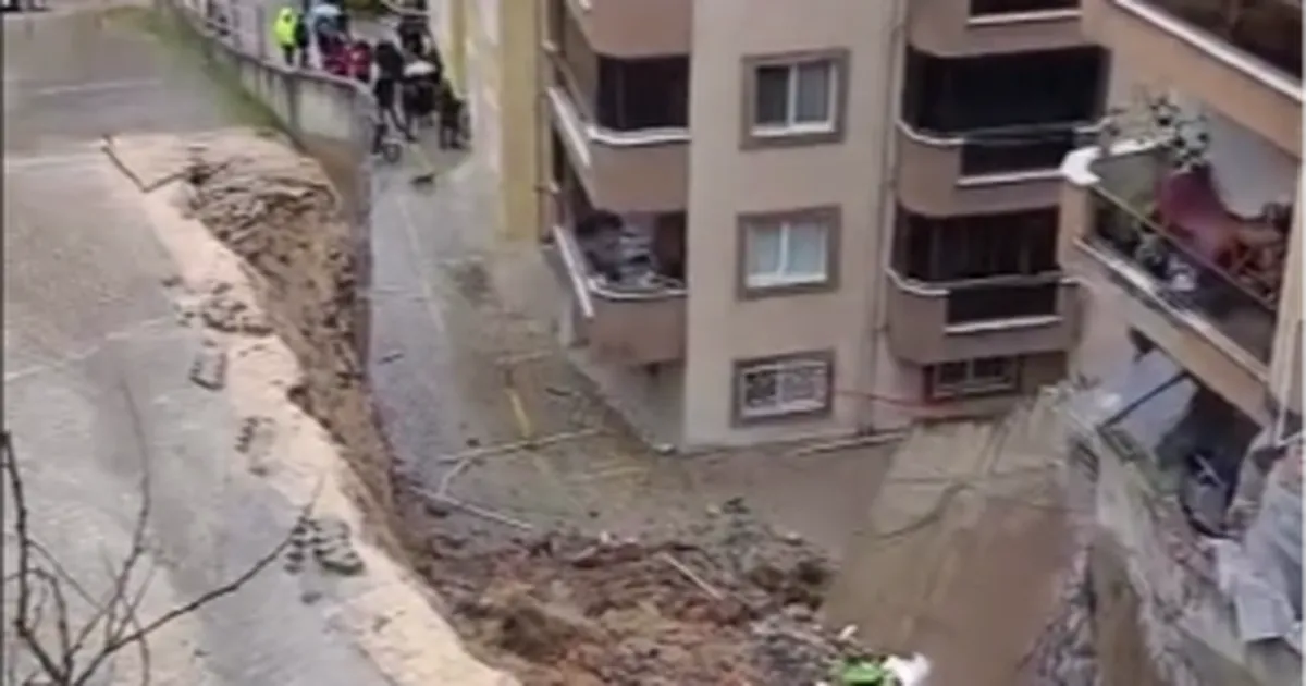 Halitpaşa’da İstinat Duvarı Çöktü, Daireler Tahliye!