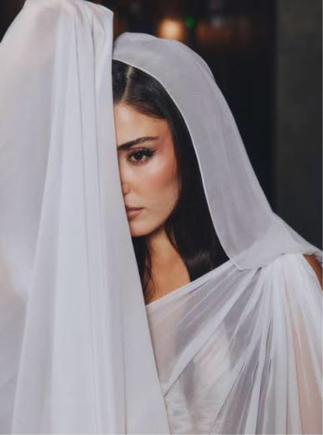 Hande Erçel, Milano’daki Moda Etkinliğinde Şıklığıyla Dikkat Çekti