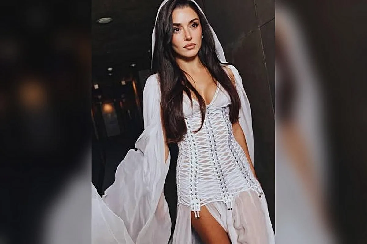 Hande Erçel, Milano’daki Moda Etkinliğinde Şıklığıyla Dikkat Çekti