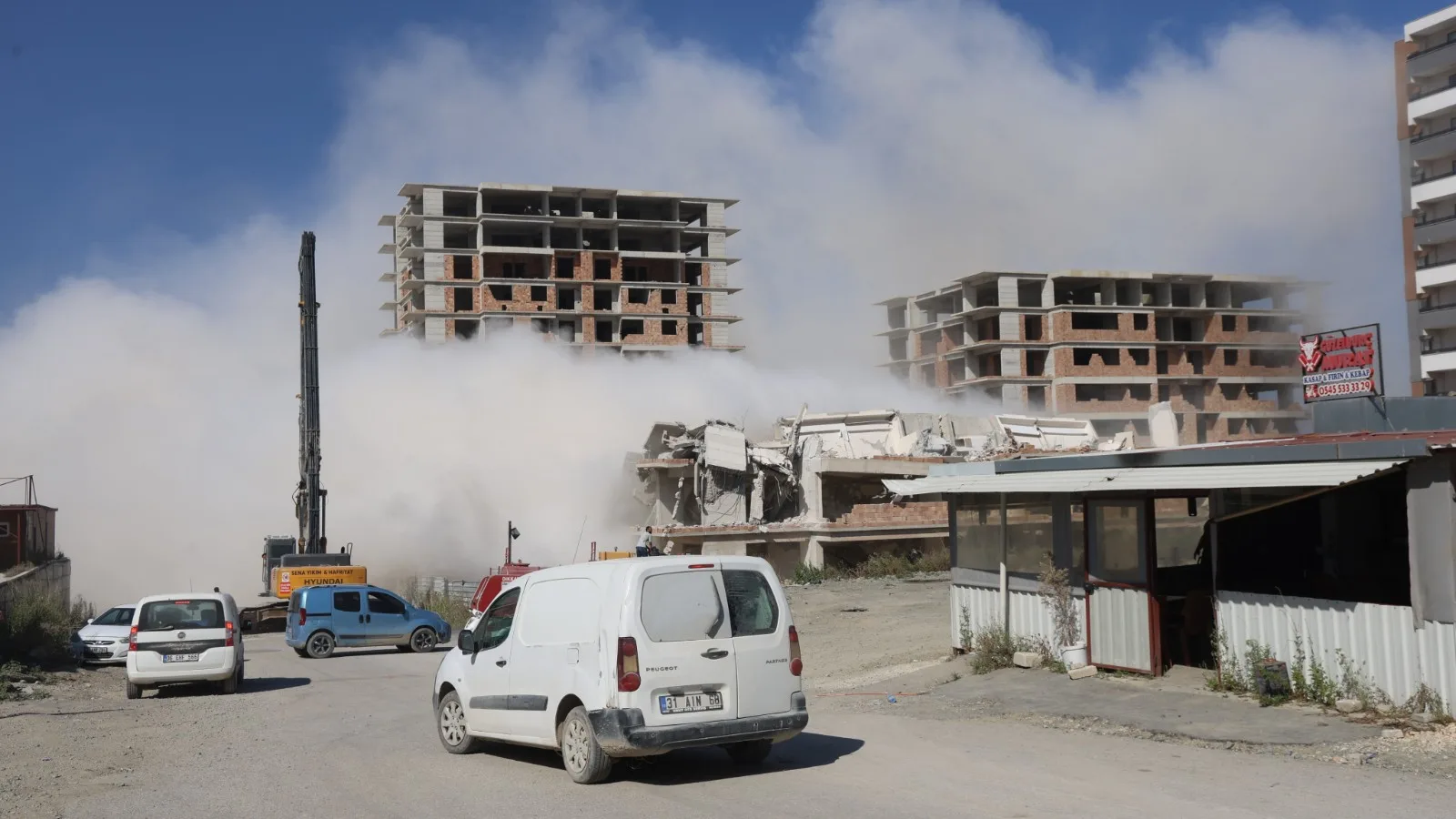 Hatay’da 13 Katlı Bina Kontrollü Olarak Yıkıldı
