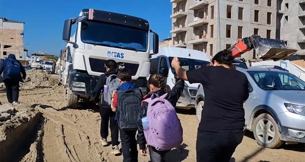 Hatay’da Çocuklar, Çamurla Sınav Veriyor!