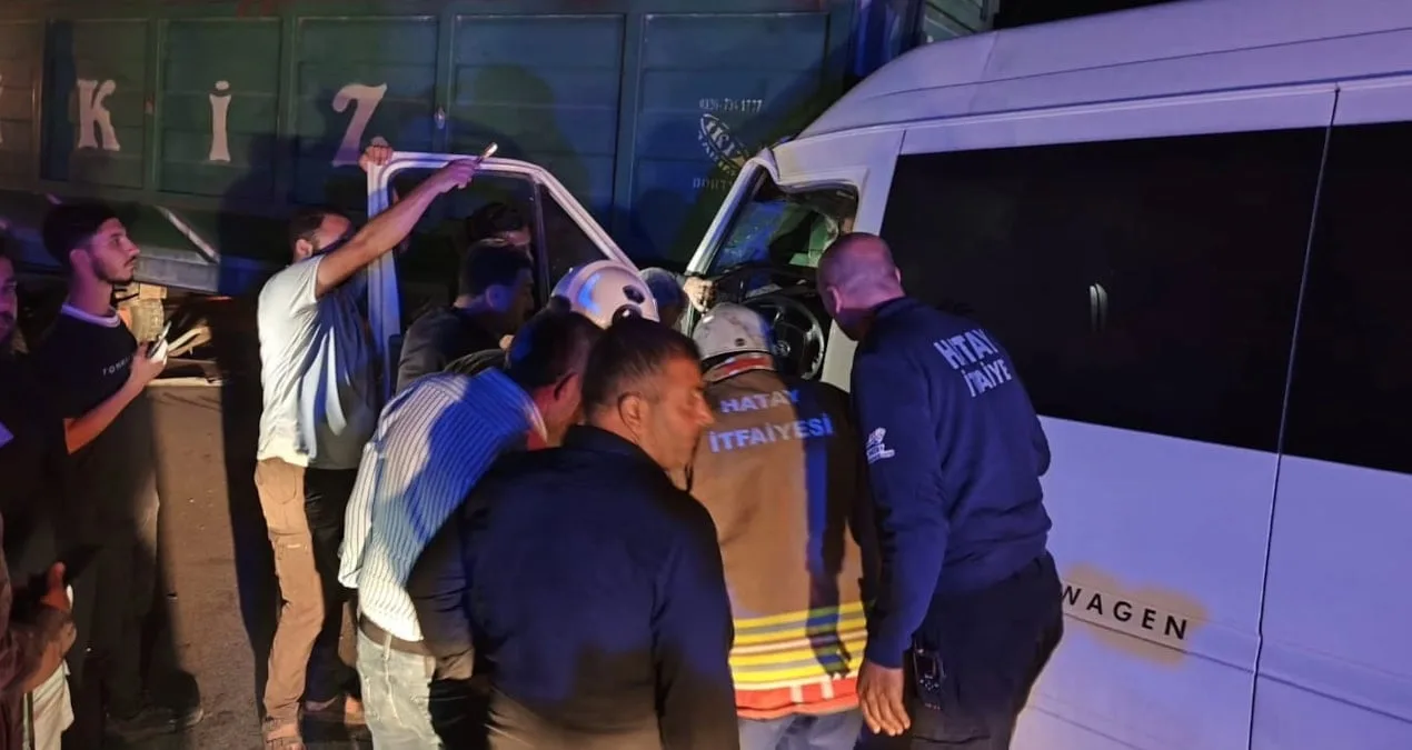 Hatay’da Minibüs Traktöre Çarptı: 14 Yaralı!