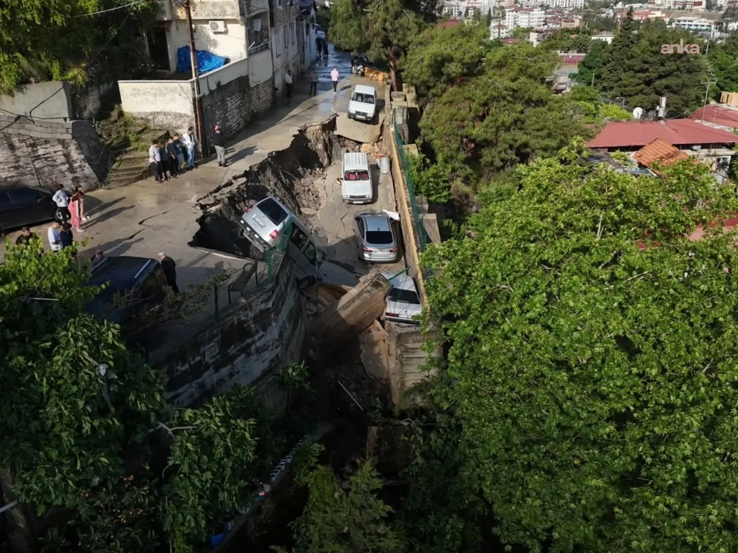 Hatay’da Sağanak: 2 Ölü, Yollar Çöktü!