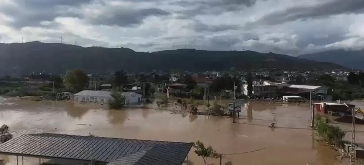 Nehir taştı, köprü ve yollar çöktü, çok sayıda araç zarar gördü 12