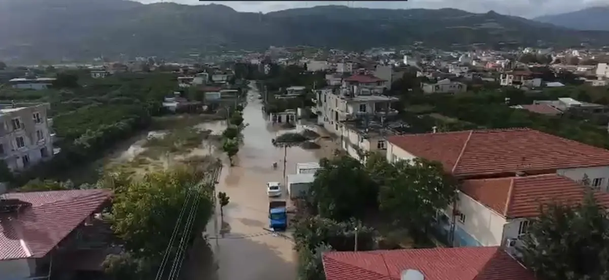 Nehir taştı, köprü ve yollar çöktü, çok sayıda araç zarar gördü 13