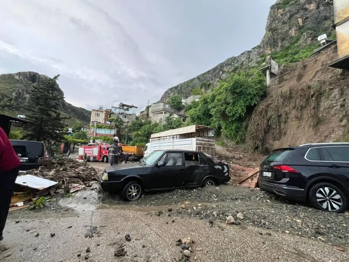 Nehir taştı, köprü ve yollar çöktü, çok sayıda araç zarar gördü 2