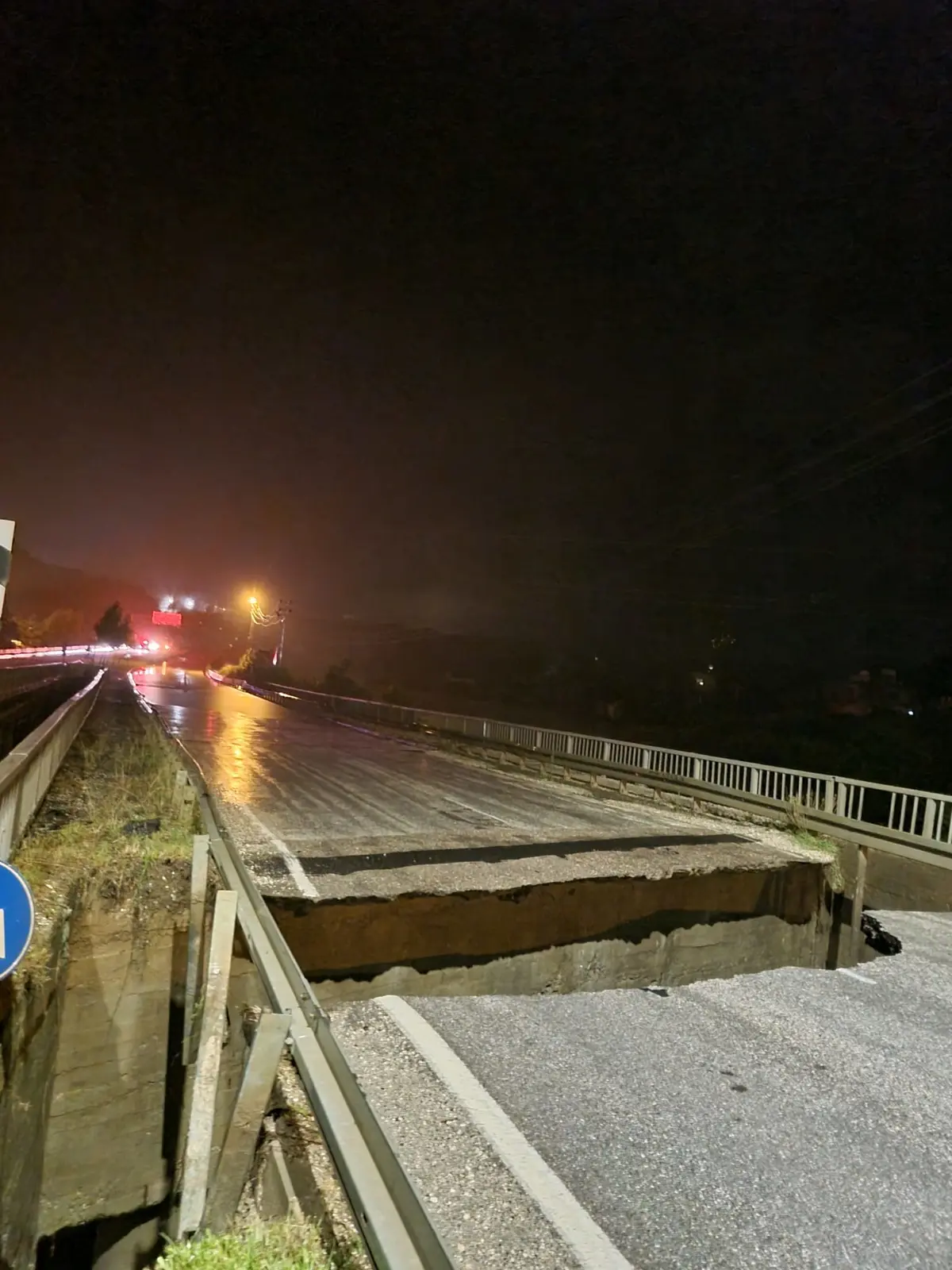 Nehir taştı, köprü ve yollar çöktü, çok sayıda araç zarar gördü 11