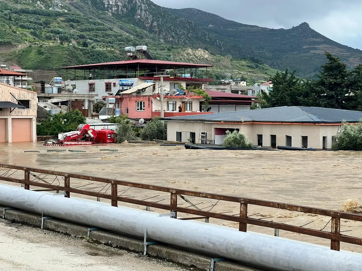 Nehir taştı, köprü ve yollar çöktü, çok sayıda araç zarar gördü 9