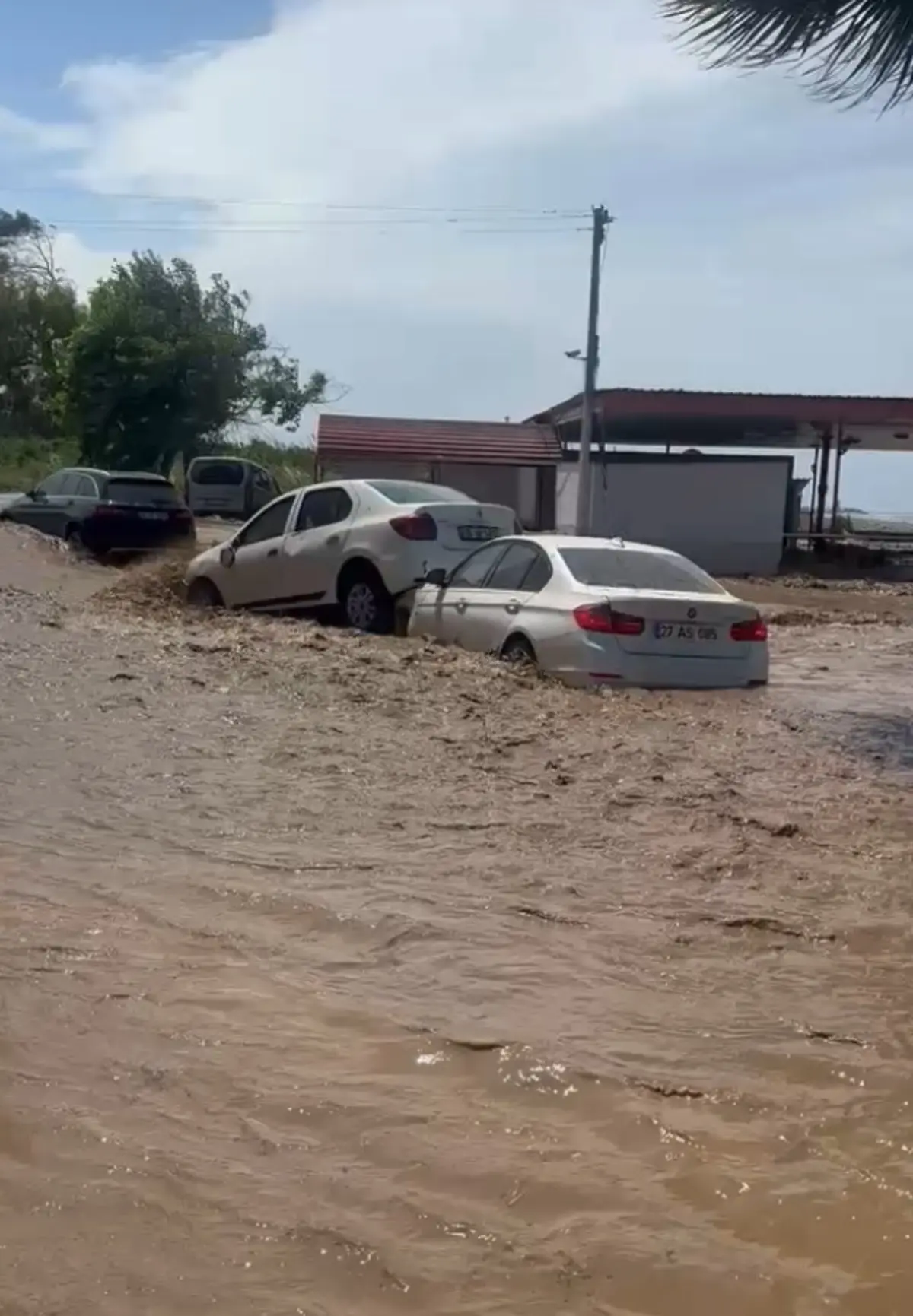 Yine sele teslim oldu! Araçlar yüzdü, köprüler çöktü 4