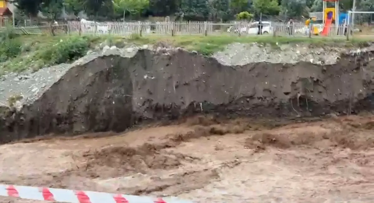 Yine sele teslim oldu! Araçlar yüzdü, köprüler çöktü 10