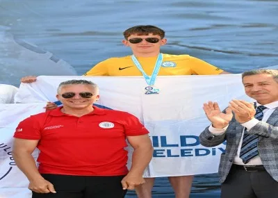 HAVUZDA YILDIRIM FIRTINASI