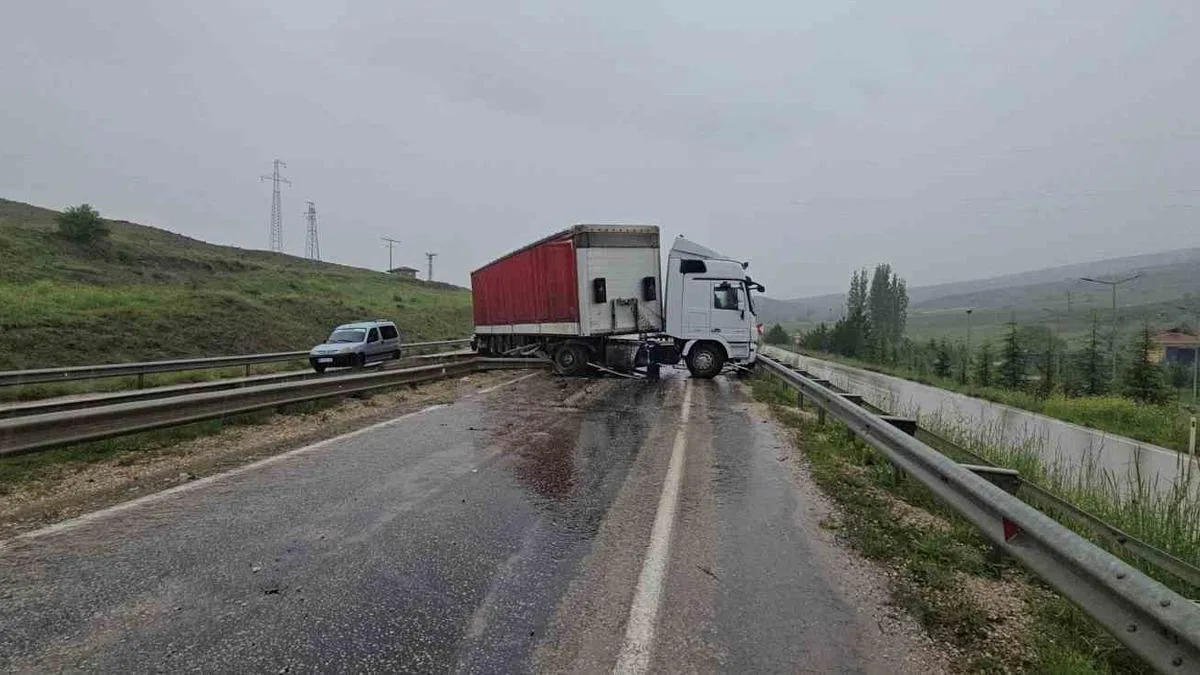 Haymana-Polatlı Yolunda Tır-Minibüs Çarpıştı!
