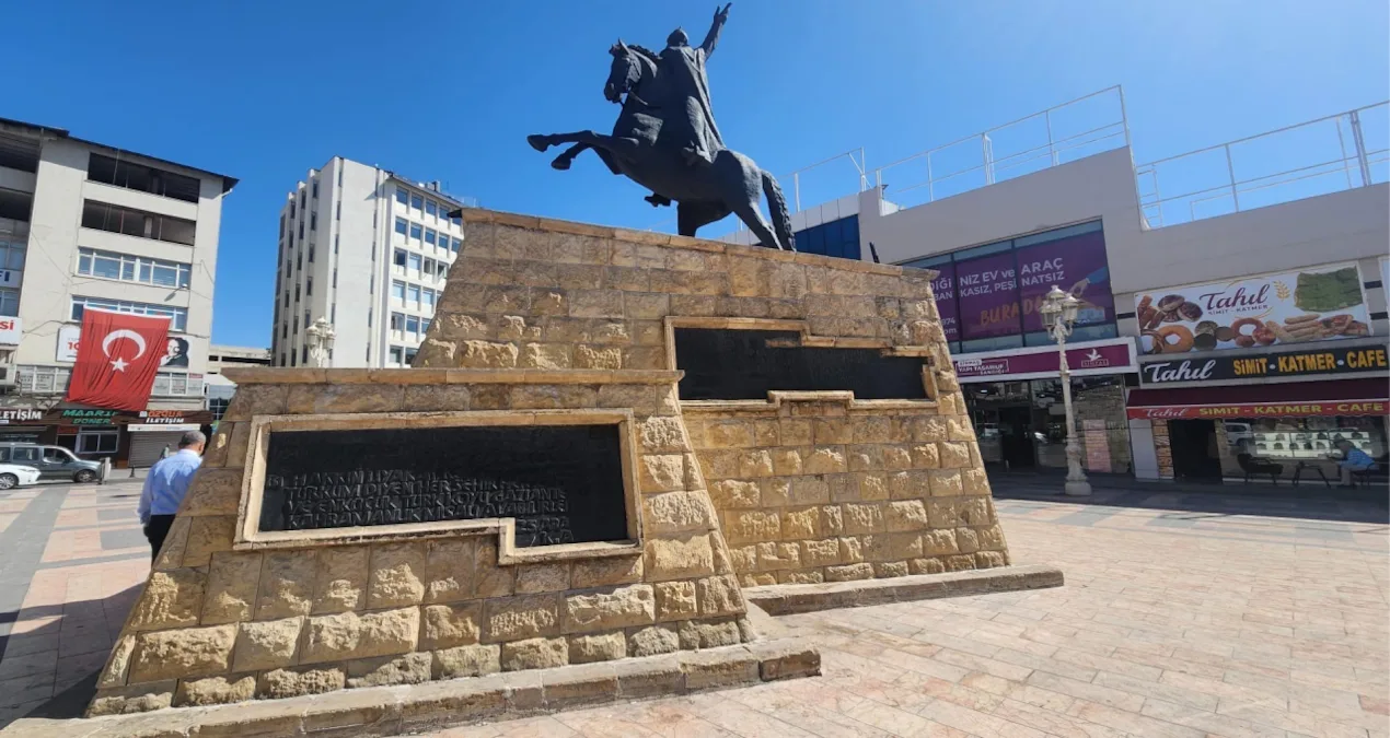 Hecekuruyan Atatürk Heykeli’ne Tepki Yağdı!