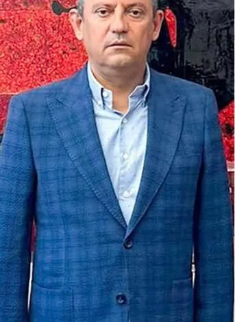 HER ŞEY BU GİYİLEN ÇİZGİLİ MAVİ CEKETTE GİZLİ