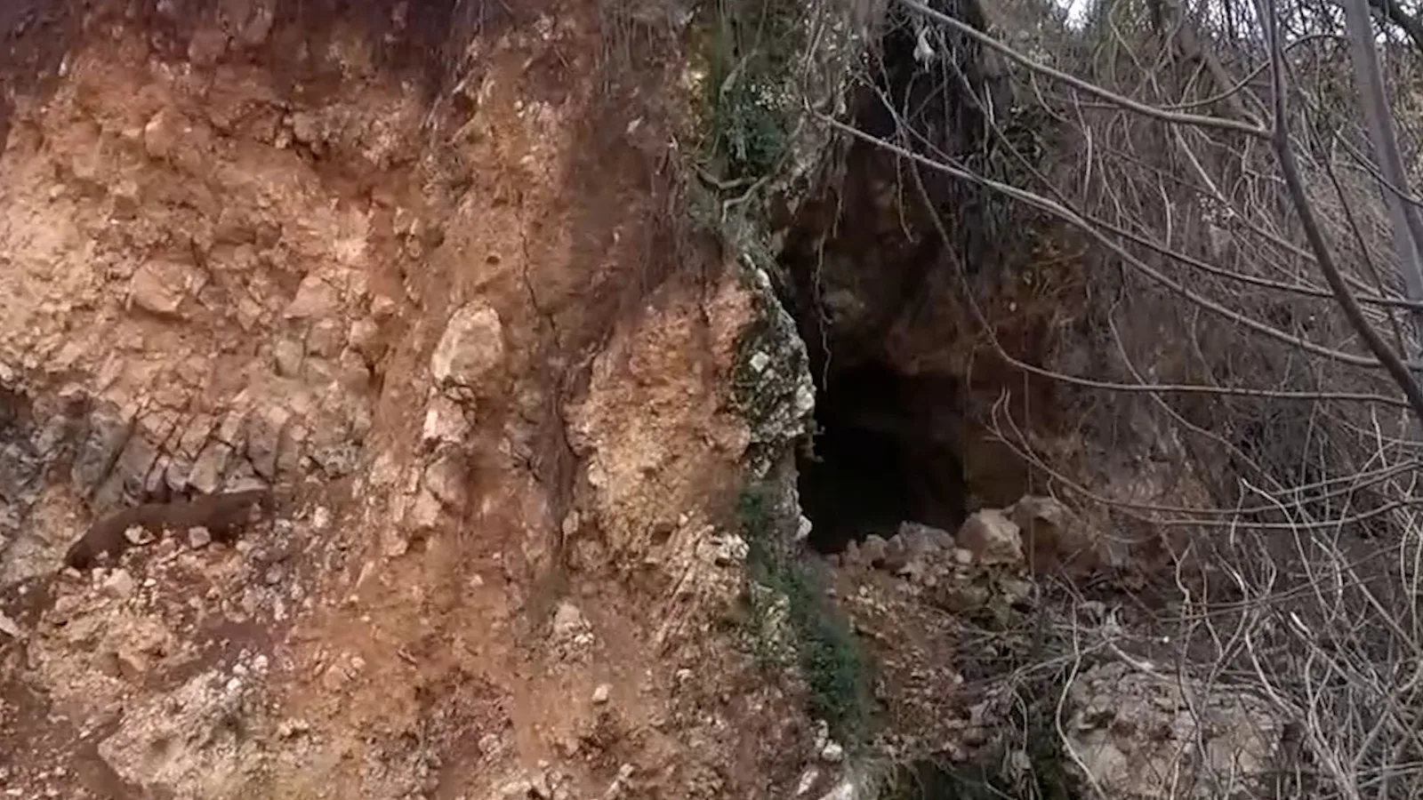 Heyelan Sonrası Evlerin Altında Gizli Mağara!