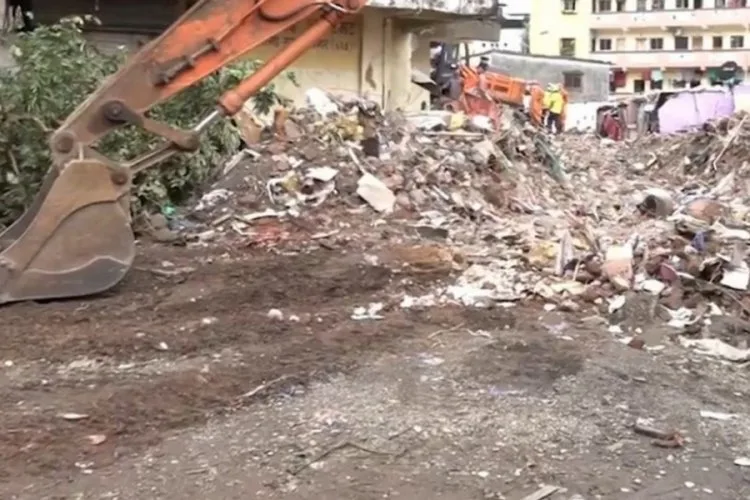 Hindistan’da Bina Çöktü: 17 Can Kaybı!