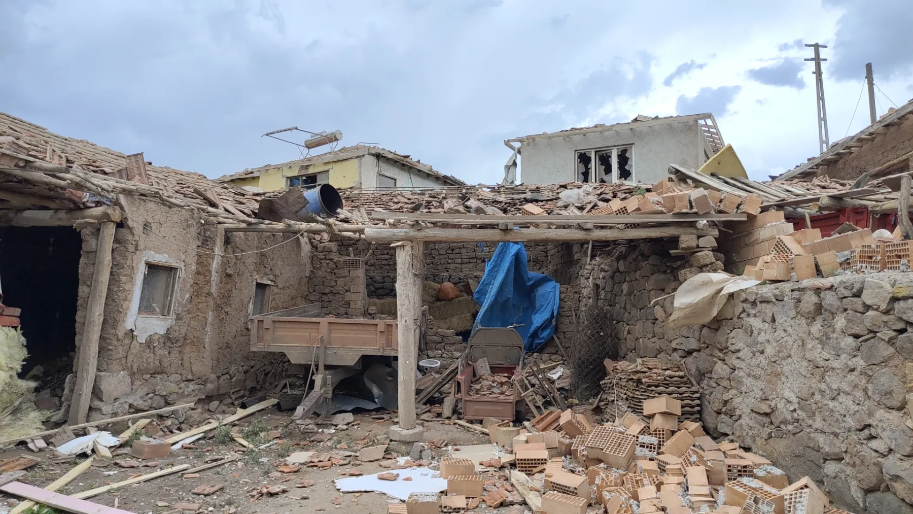 Hortum Çorum’da 5 Yaralı, Evler Hasar Gördü