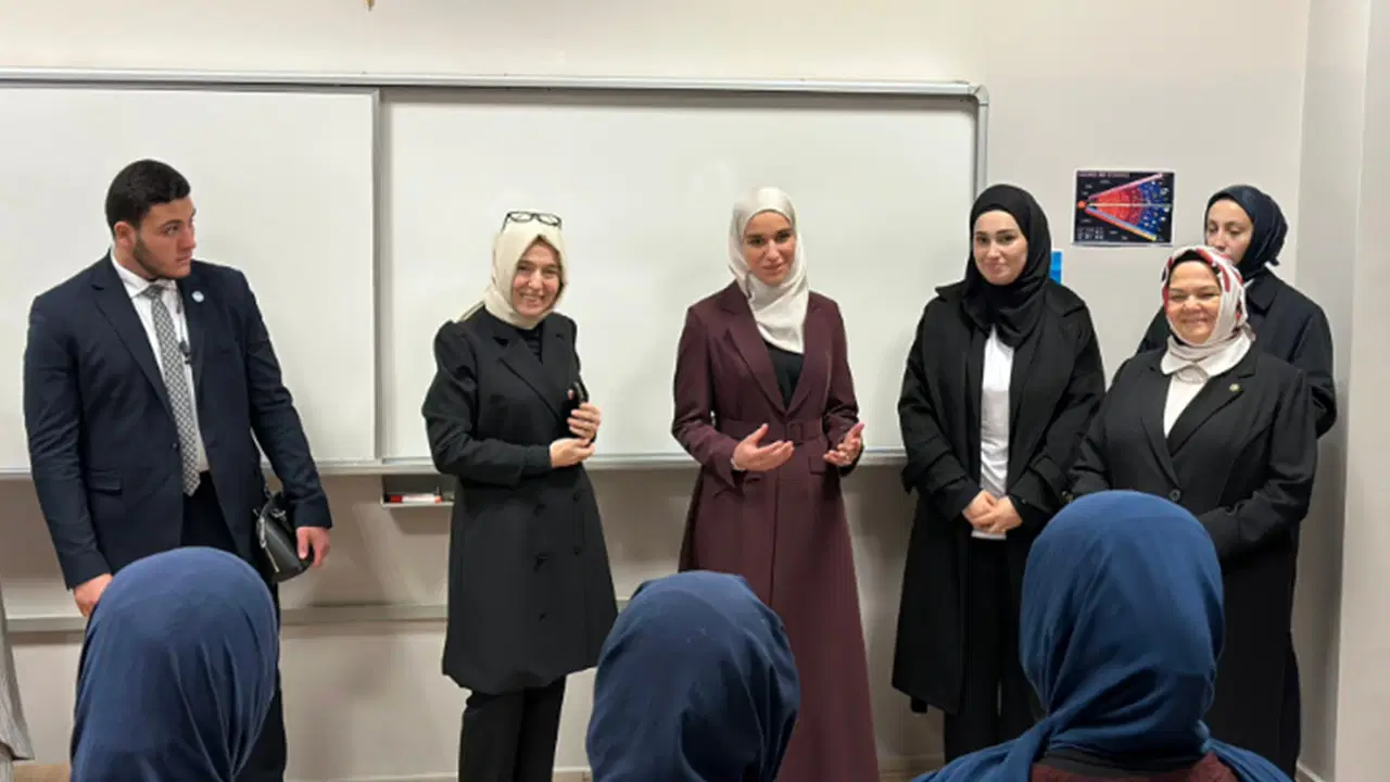 HTŞ Liderinin Eşi İstanbul’da Okul Ziyareti Yaptı