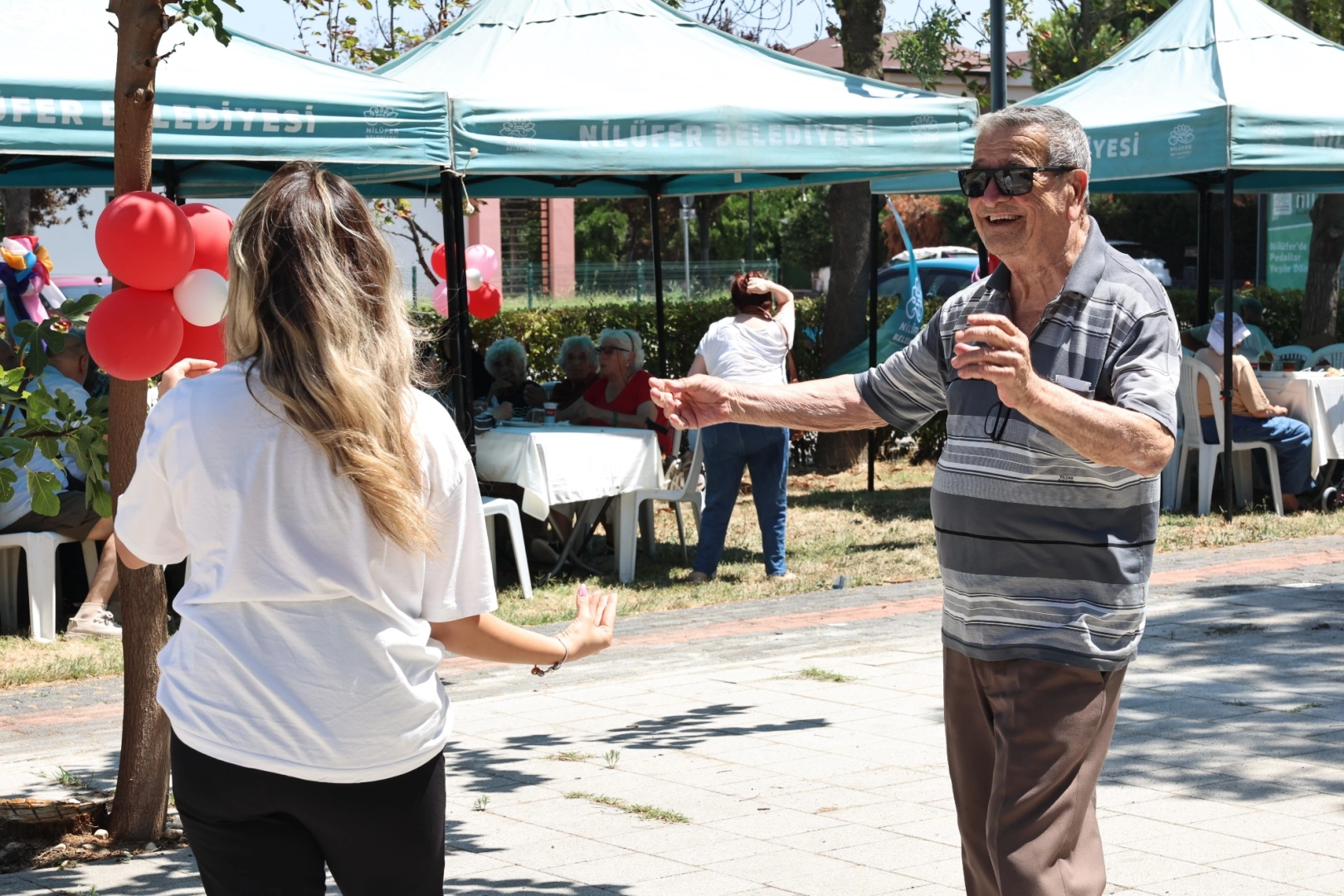 Huzurevi Sakinleri İçin Renkli Piknik Etkinliği