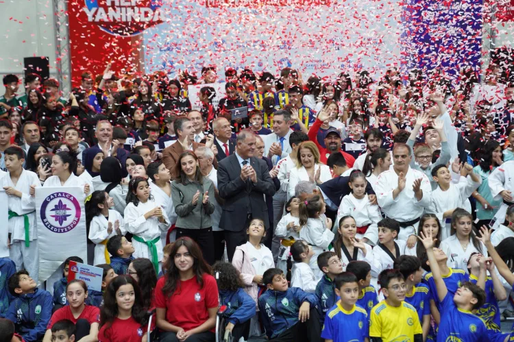 İBB, Amatör Kulüplere 214 Bin Spor Malzemesi Desteği