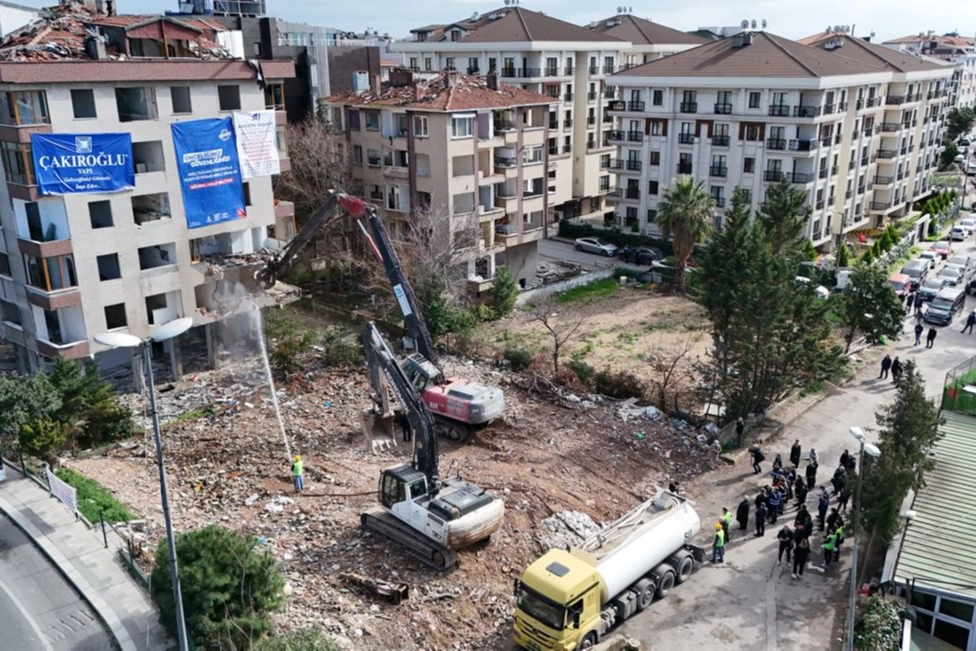İBB, Çok Riskli Onur Apartmanı’nı Yıktı!