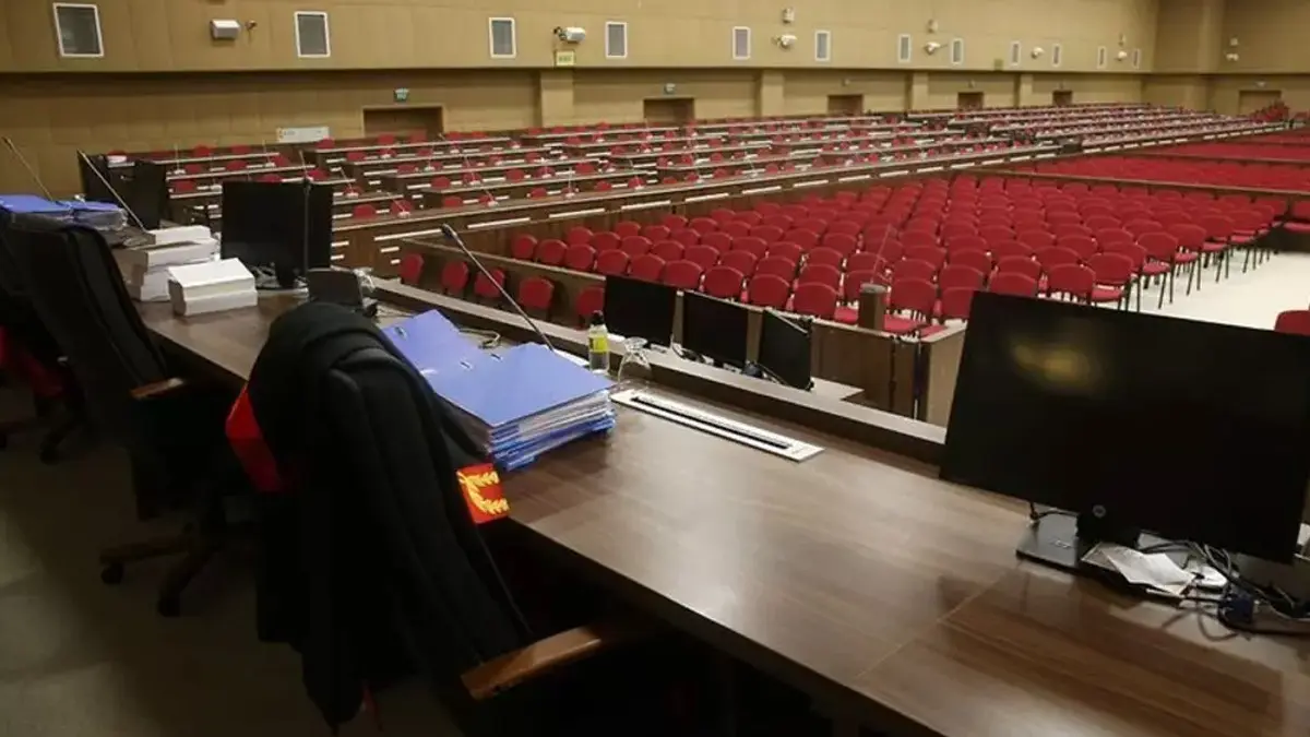 İBB davasında ikinci gün! Salon önünde gerginlik yaşandı 2