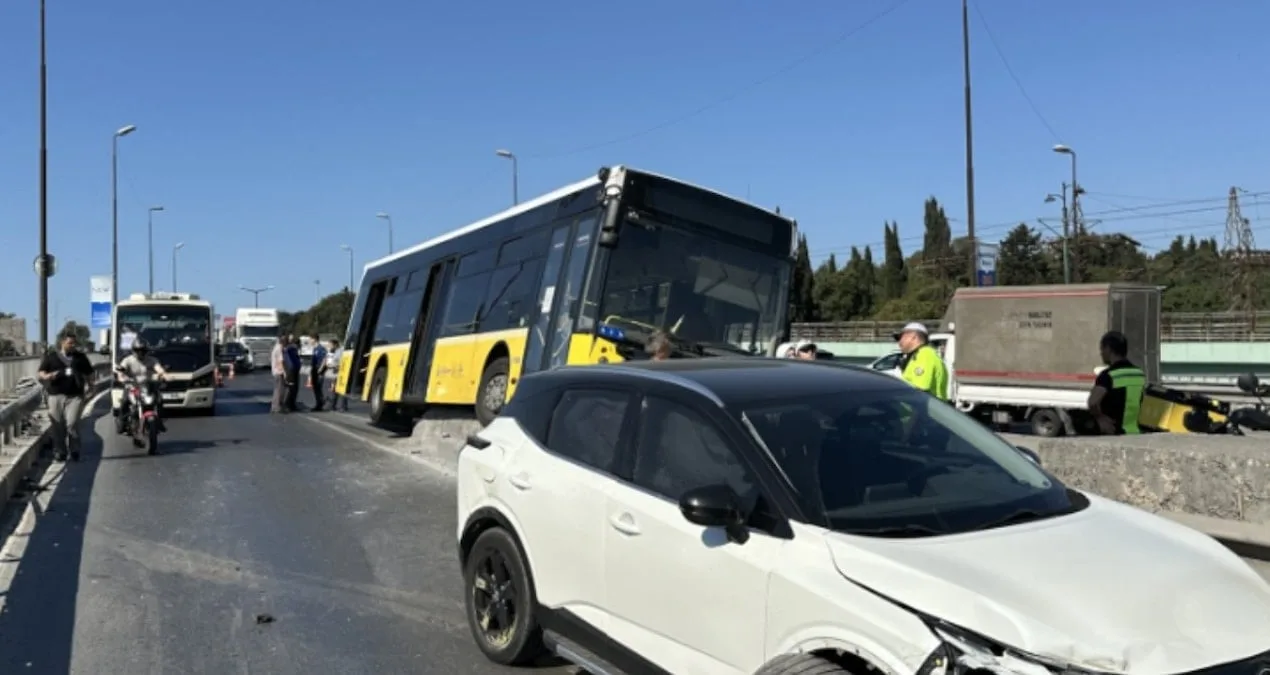 İETT Otobüsü Bariyerlerde Asılı Kaldı!