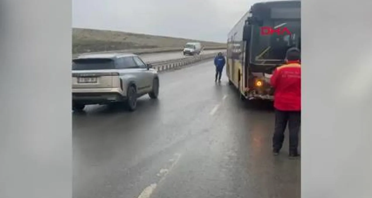 İETT Otobüsü Bariyerlere Çarptı, Ekipler Sevk Edildi!