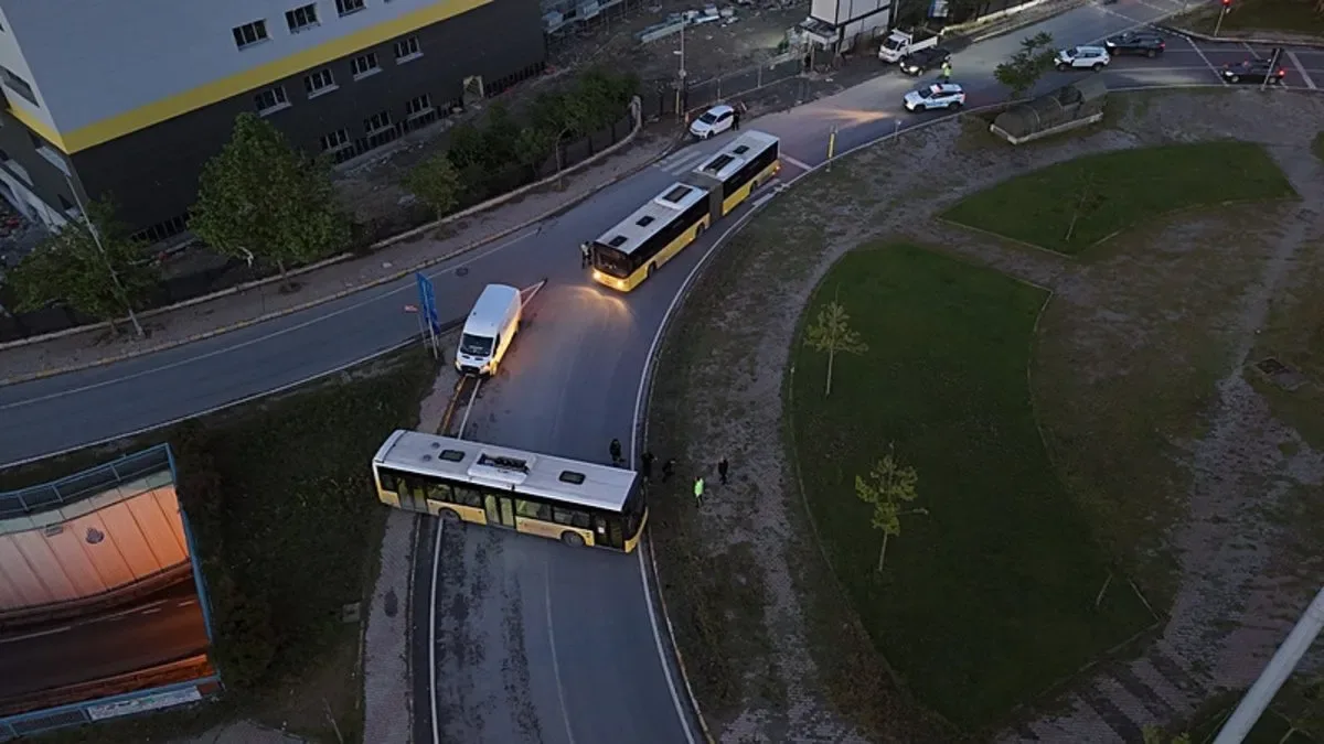 İETT Otobüsü Freni Boşaldı, Trafik Felç Oldu!