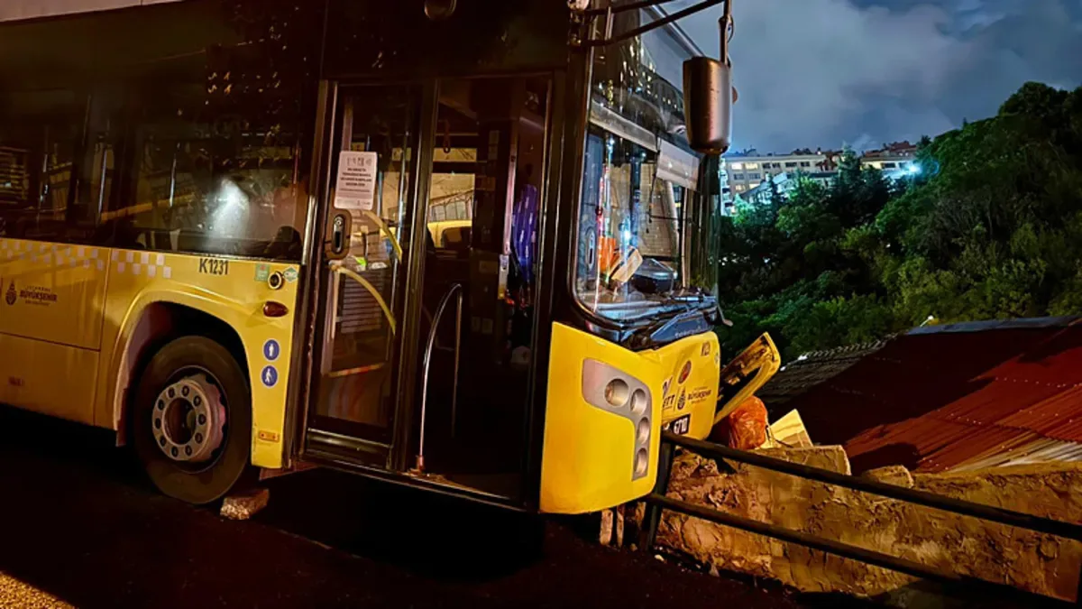 İETT Otobüsü Virajda Kontrolden Çıktı!