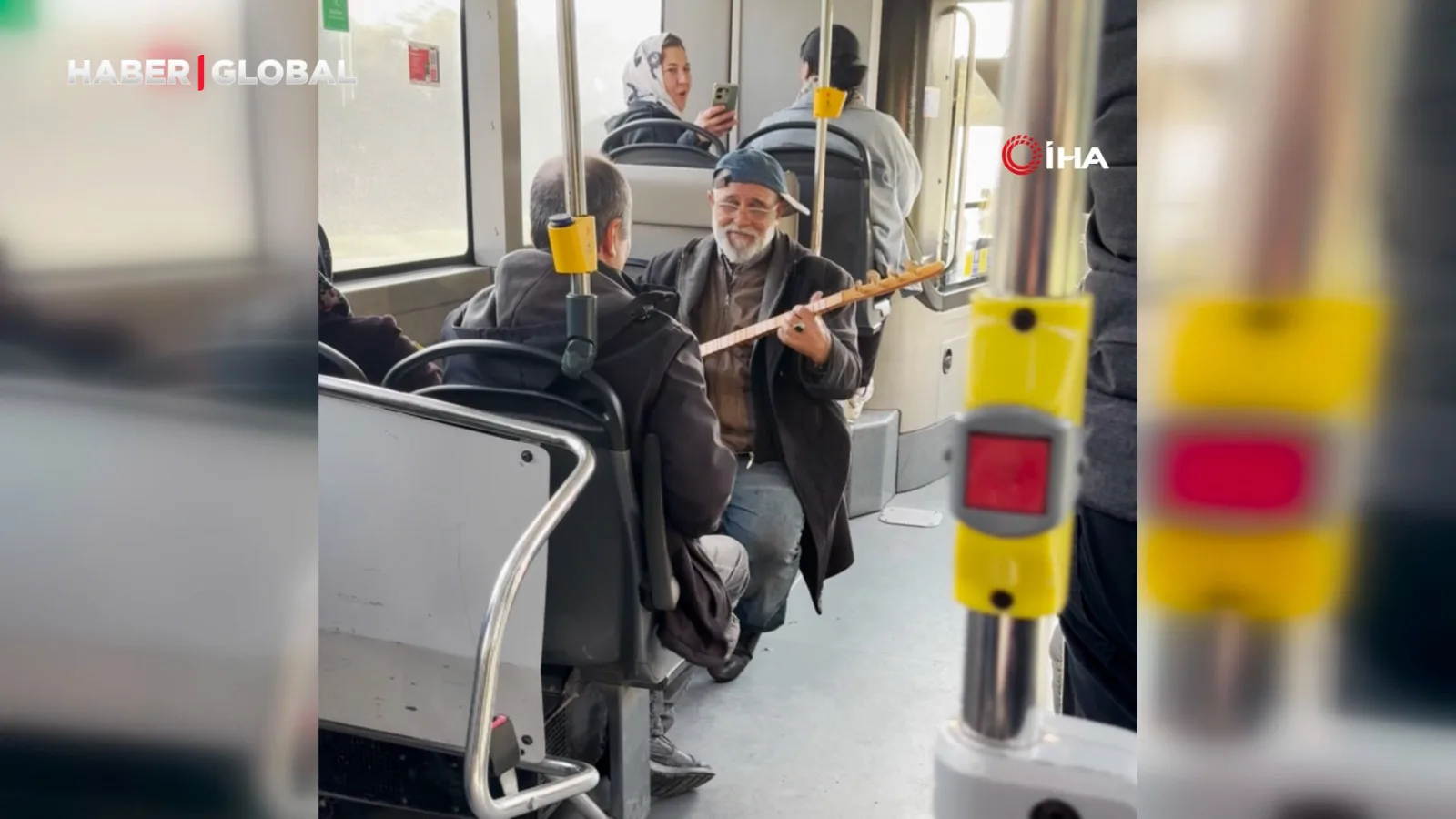 İETT Otobüsünde Türkü Zamanı: Yolcular Şaşırdı!