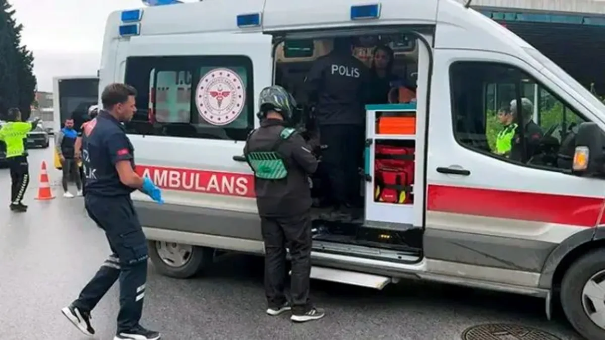 İETT Otobüsüne Motokurye Çarptı, Yaralı Var!