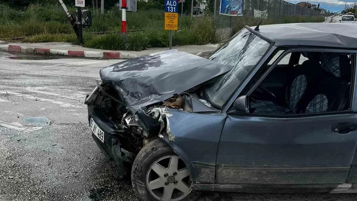 İki Araç Çarpıştı: 7 Yaralı Hastaneye Sevk Edildi