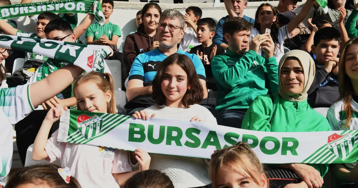 İlk Kez Maç İzleyen 100 Çocuk Coşkuyla Tribünde!