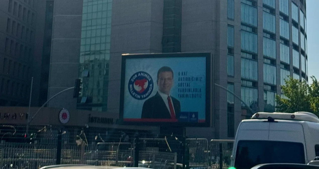 İmamoğlu Afişi Adliye Önünde Gündem Oldu!