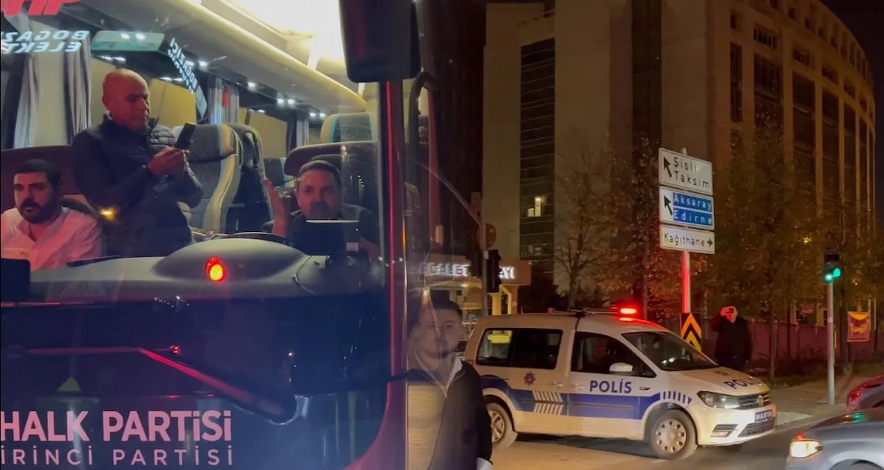 İmamoğlu’na Giden Yolda Sivil Araç Engeli!