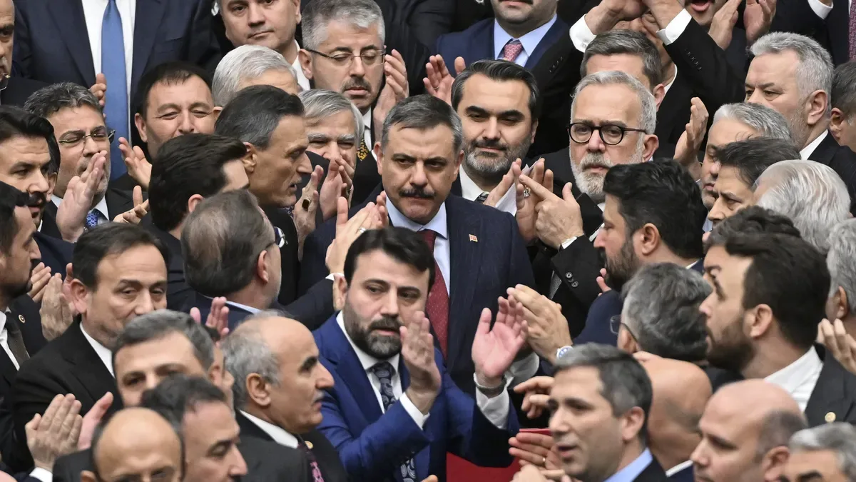 İmamoğlu’na Maskeli Saldırı: Siyasal Vandallık!