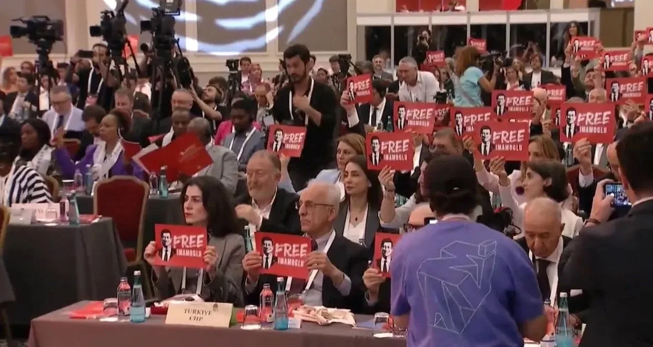 İmamoğlu’na Özgürlük Dövizi Sosyal Medyada Tartışıldı