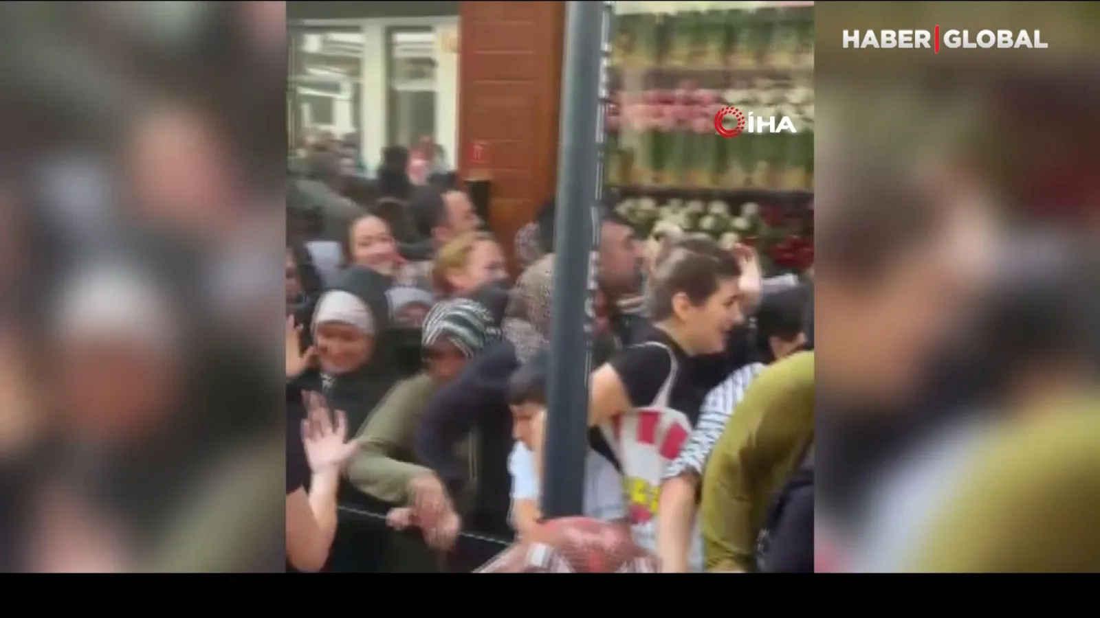 İndirim Kuşağı: Soma’da Mağaza Önünde İzdiham!