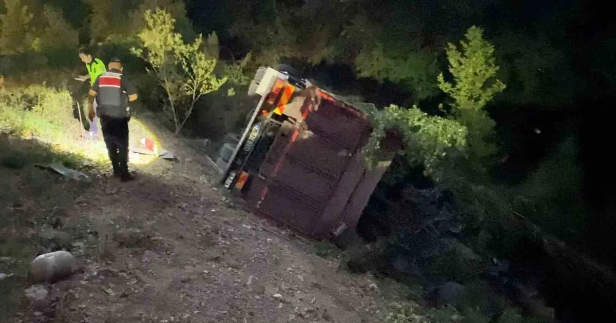 İnegöl’de Biber Yüklü Kamyon Şarampole Yuvarlandı!