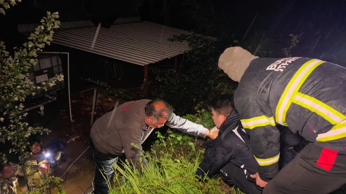 Dere taştı, çiftlik sahibi son anda kurtarıldı: Her şeyim gitti 7