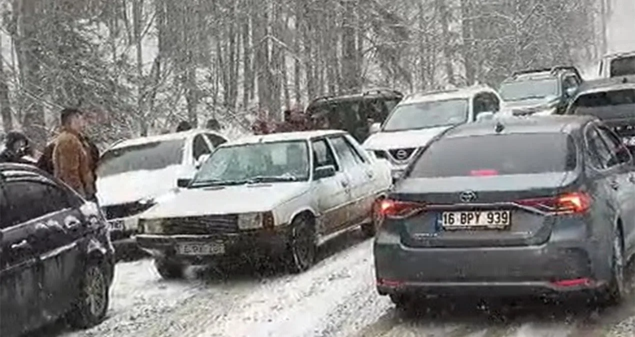 İnegöl’de Kar Mahsuriyetine Dönüştü!