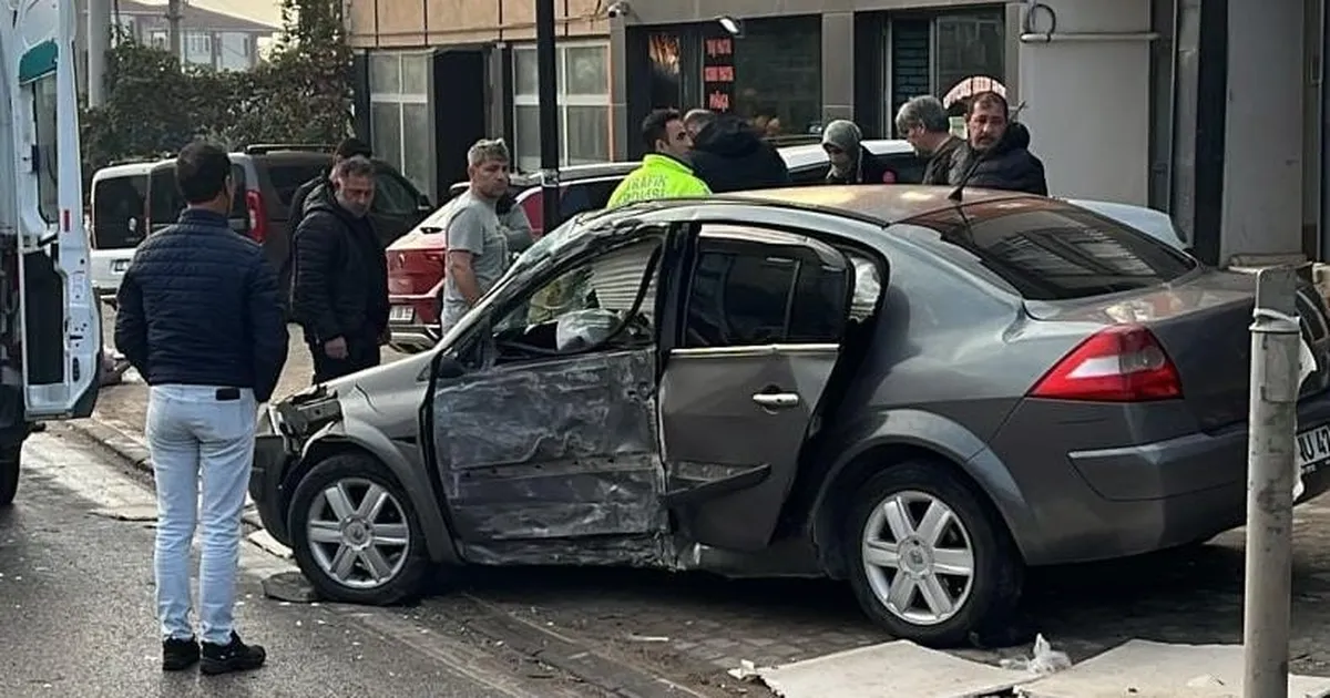 İnegöl’de Kontrolden Çıkan Araç Beton Direğe Çarptı!