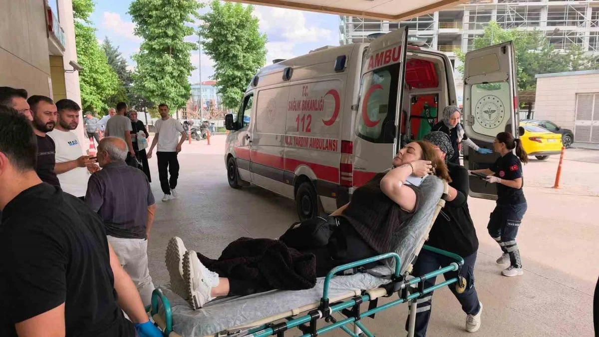 İnegöl’de Otomobil ile Minibüs Çarpıştı: 3 Yaralı!