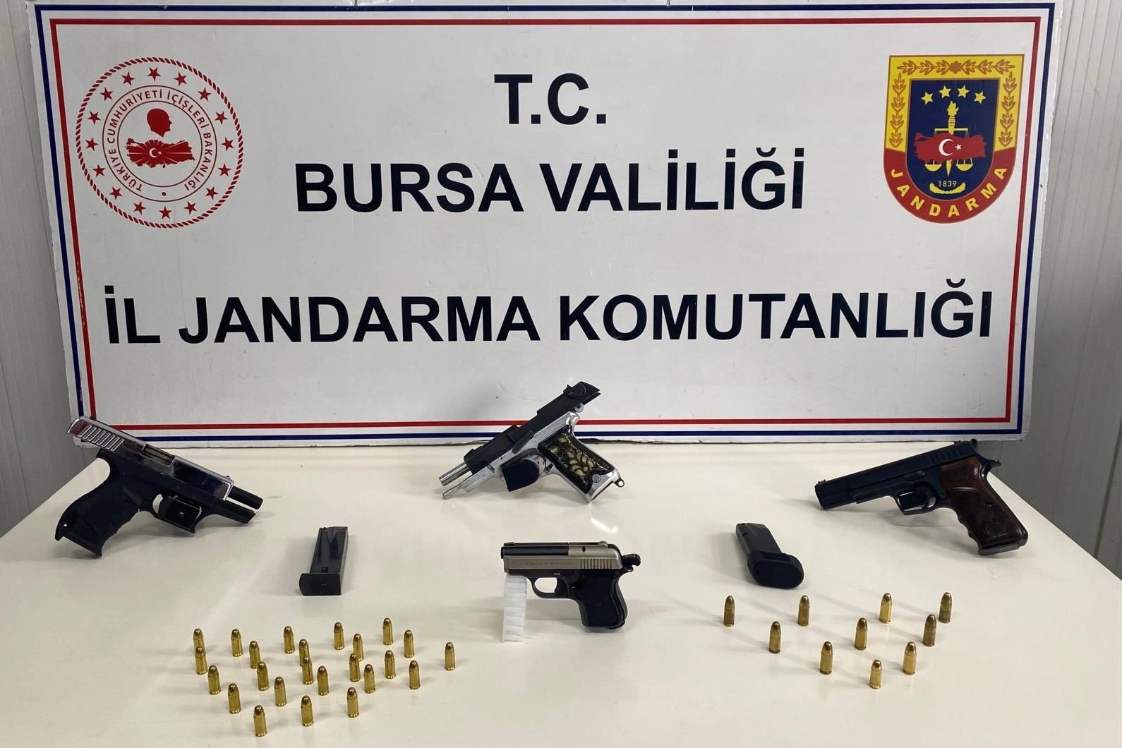 İnegöl’de Ruhsatsız Silah Operasyonu: 4 Gözaltı